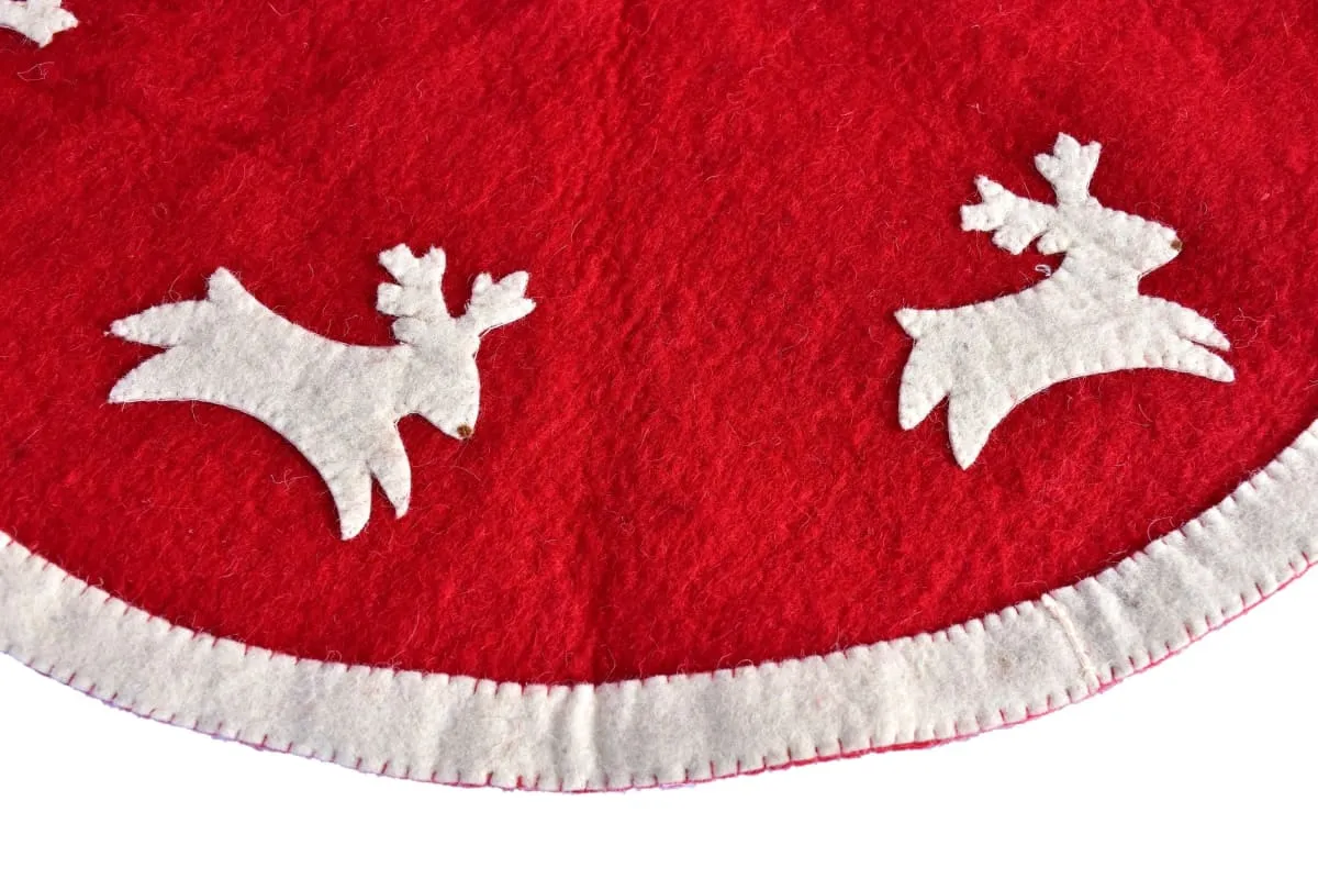 De Kulture Handmade Premium Wool Felt Christmas Red Tree Skirt Eco Friendly Needle Felted Xmas Tree Decorative Ornament for Home Office Party Holiday Décor, 28x0.5 (DH)