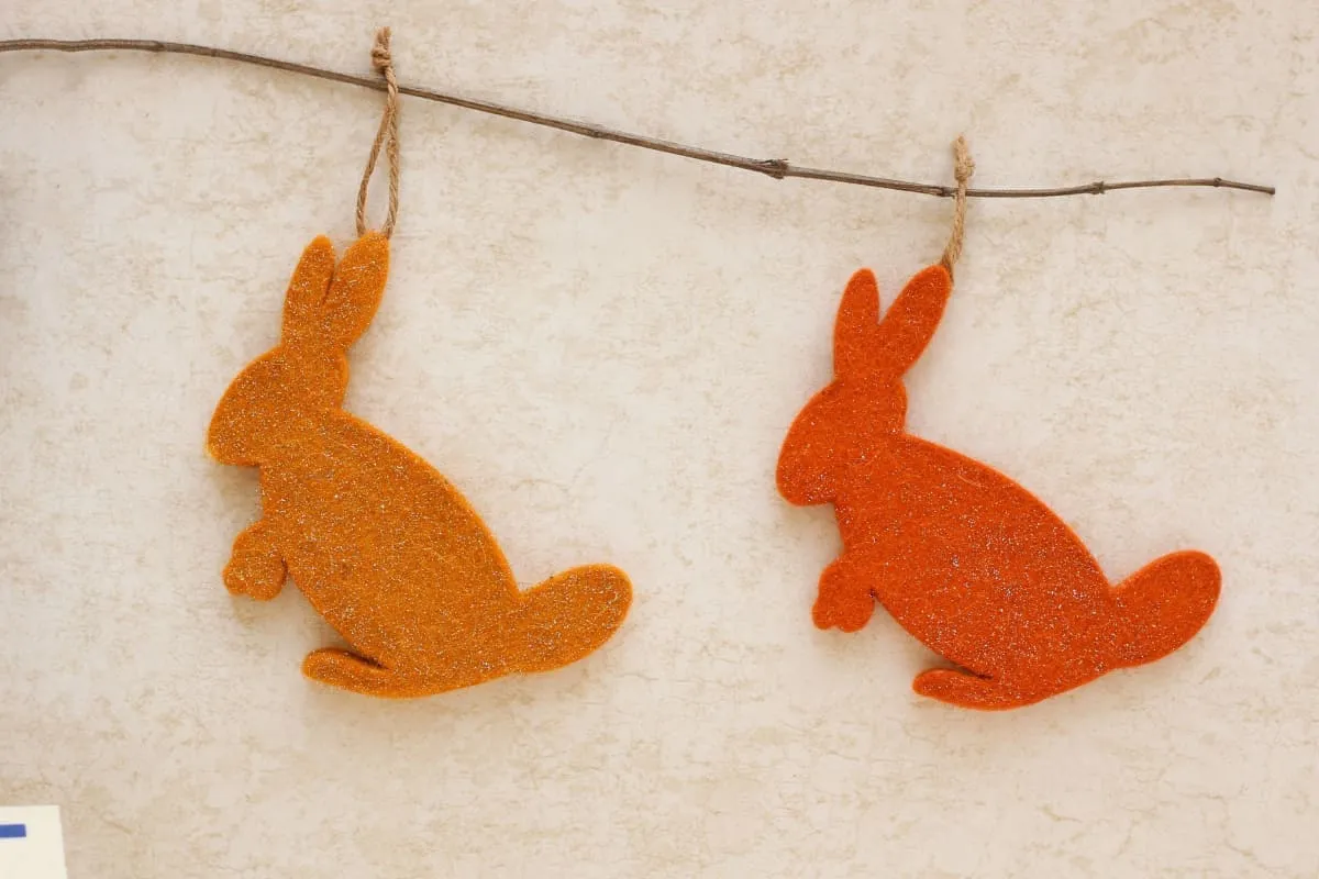 De Kulture Handmade Premium Wool Felt Hanging Bunny Eco Friendly Needle Felted Stuffed Easter Ornament Ideal for Home Office Party Decoration Holiday Décor,3.5x0.2x4.5 (LWH) Inches, Set of 2