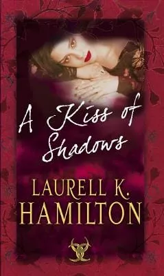 Laurell K Hamilton: A Kiss Of Shadows [2001] paperback